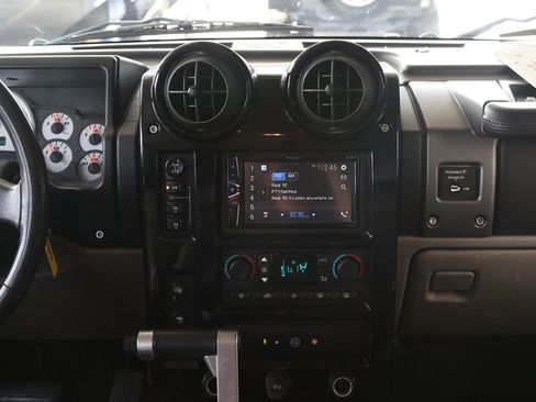 Used 2004 HUMMER H2 w/ Preferred Equipment Group image 16