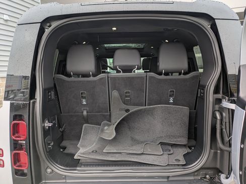 Used 2023 Land Rover Defender 130 X-Dynamic SE image 30