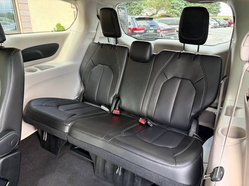 Used 2023 Chrysler Pacifica Touring-L FWD image 15
