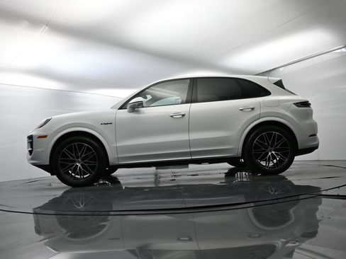 Certified 2025 Porsche Cayenne E-Hybrid w/ Premium Package Plus AWD/4WD image 50