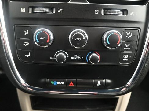 Used 2016 Dodge Grand Caravan SE image 13
