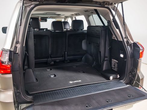 Used 2020 Lexus LX 570 4WD w/ Luxury Package image 43