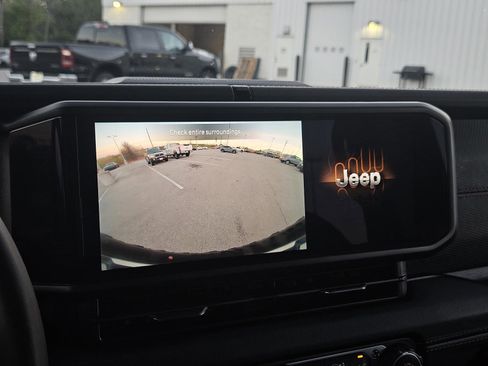 Used 2025 Jeep Wrangler Unlimited Rubicon image 21