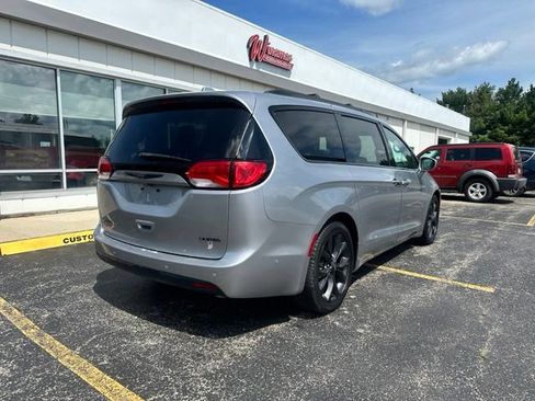 Used 2018 Chrysler Pacifica Limited w/ Advanced Safetytec Group FWD image 9