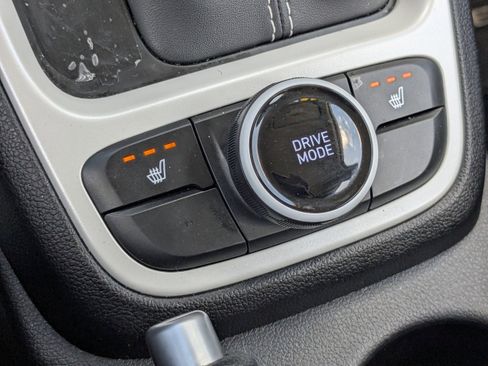 Used 2024 Hyundai Venue Limited image 22