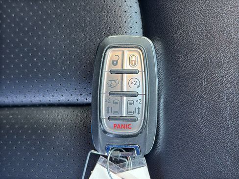 Used 2025 Chrysler Pacifica Select FWD image 40