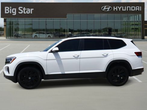 Used 2025 Volkswagen Atlas SE FWD image 2