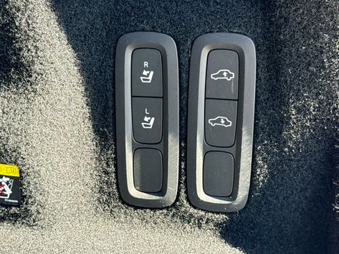 Used 2018 Volvo XC60 T6 R-Design w/ Convenience Package image 12