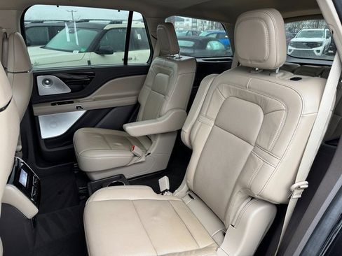 Used 2023 Lincoln Aviator Reserve w/ Equipment Group 201A image 7