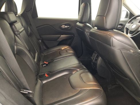 Used 2019 Jeep Cherokee Latitude Plus w/ Comfort/Convenience Group AWD/4WD image 19