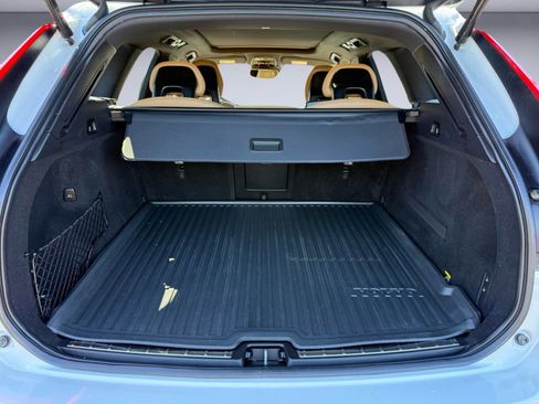 Used 2018 Volvo XC60 T5 Momentum w/ Convenience Package AWD/4WD image 8