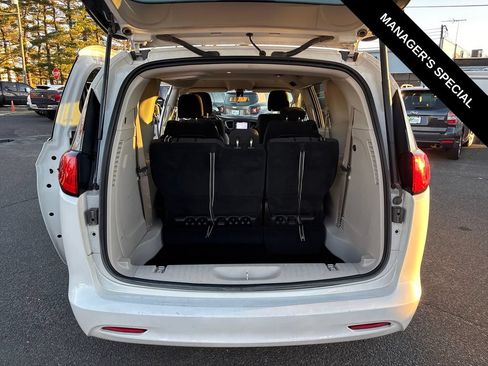 Used 2022 Chrysler Voyager LX FWD image 16