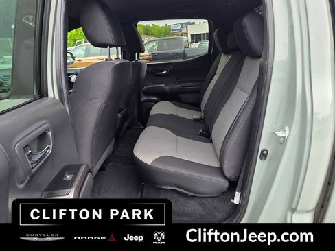 Used 2022 Toyota Tacoma TRD Off-Road AWD/4WD image 10