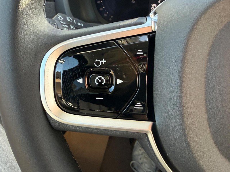New 2026 Volvo XC90 T8 Plus w/ Protection Package Premier AWD/4WD image 12