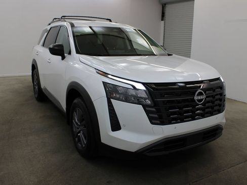 Used 2026 Nissan Pathfinder SV FWD image 6