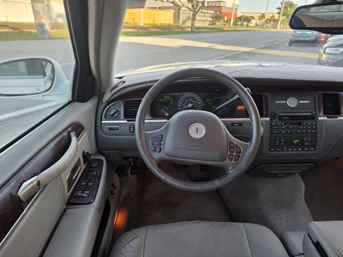 Used 2003 Lincoln Town Car Executive RWD image 7