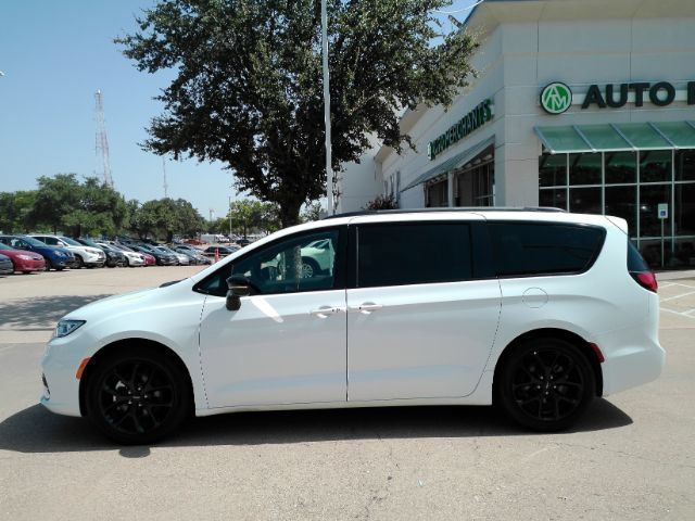 Used 2025 Chrysler Pacifica Limited FWD image 14