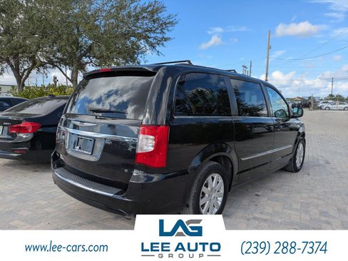 Used 2016 Chrysler Town & Country Touring image 3
