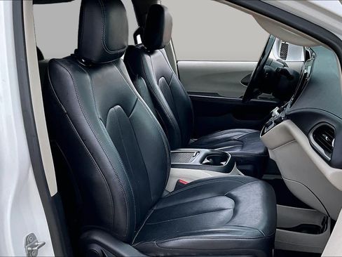 Used 2021 Chrysler Pacifica Touring-L FWD image 9