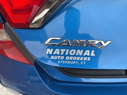 Used 2017 Toyota Camry SE w/ Moonroof Package FWD image 40