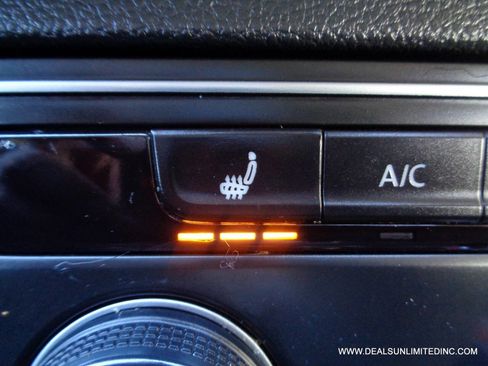 Used 2023 Volkswagen Atlas SE image 12