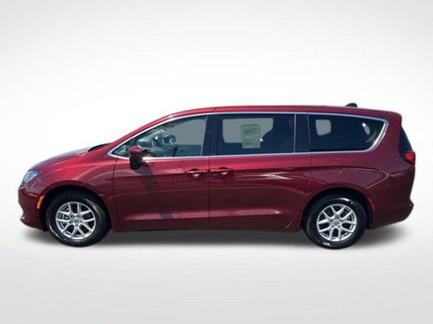 Used 2023 Chrysler Voyager LX FWD image 2