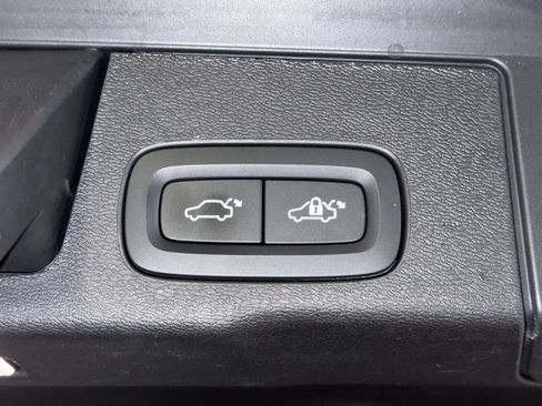 Used 2023 Volvo XC60 B5 Ultimate w/ Protection Package Premier FWD image 18