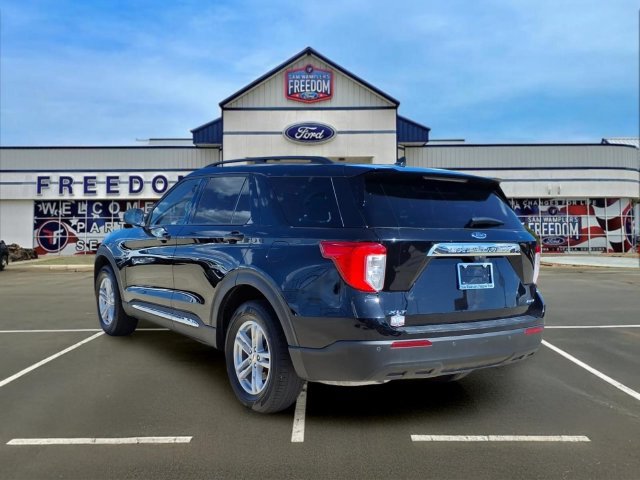 Used 2023 Ford Explorer XLT AWD/4WD image 3