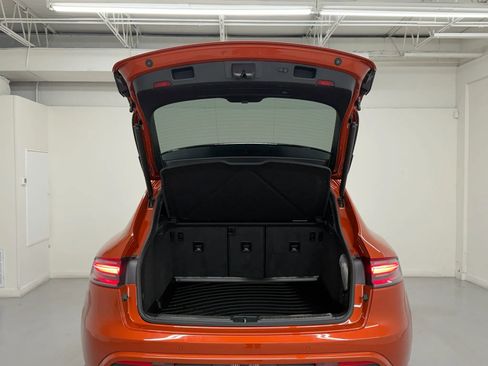 Used 2025 Porsche Macan AWD/4WD image 38