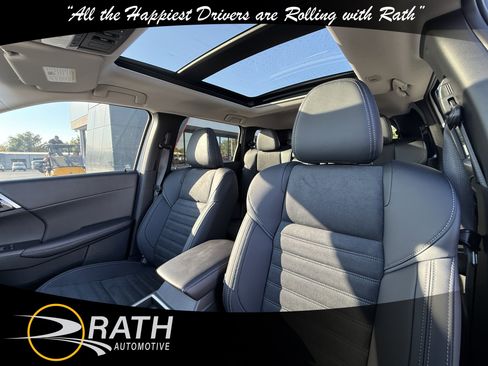 New 2025 Mitsubishi Outlander SE image 13