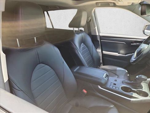 Used 2024 Toyota Highlander XLE FWD image 11