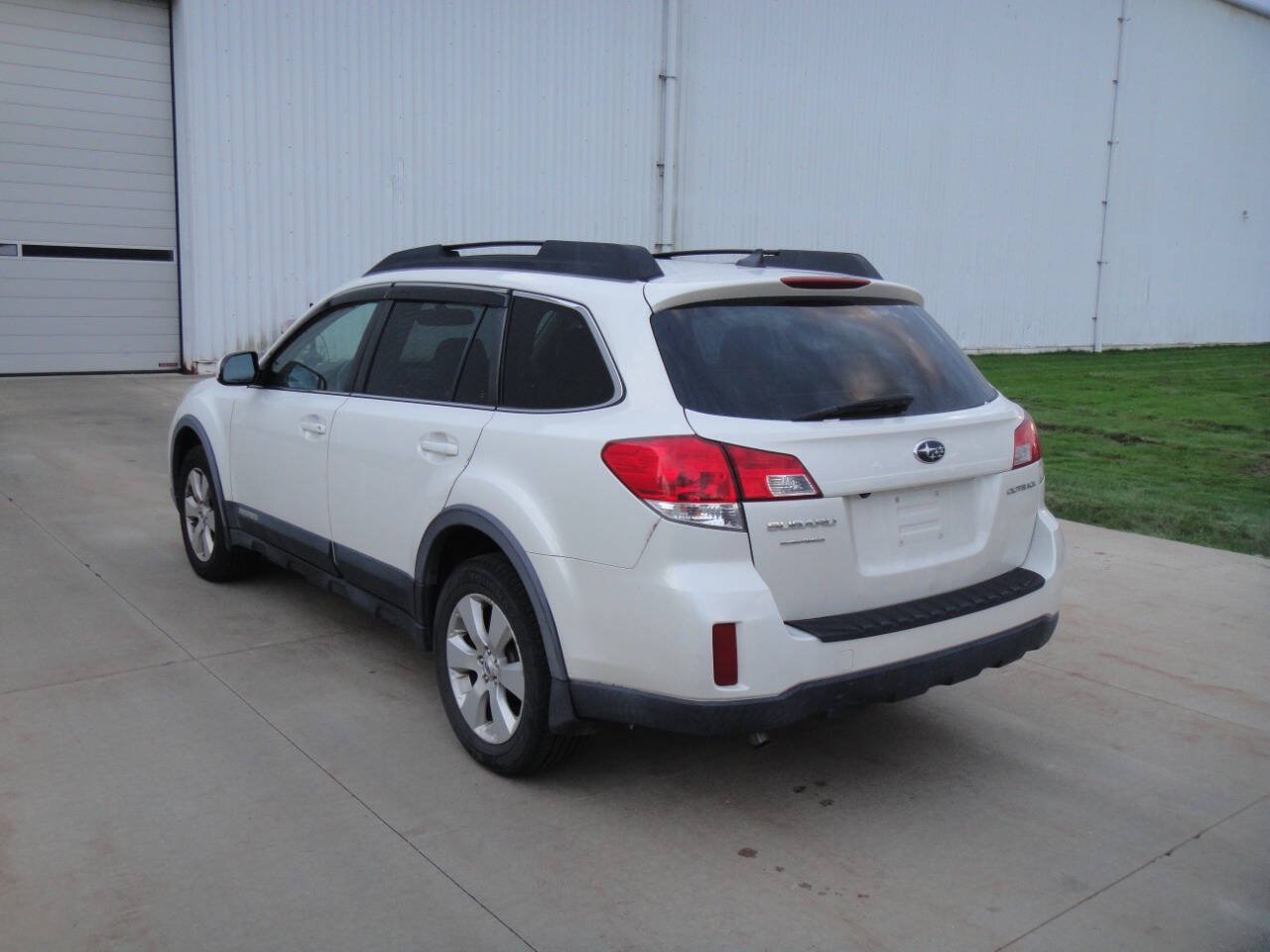 Used 2012 Subaru Outback 2.5i Limited w/ Moonroof Pkg AWD/4WD image 8