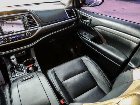 Used 2019 Toyota Highlander Limited w/ Carpet Mat Package (TMS) AWD/4WD image 35