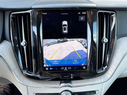Used 2023 Volvo XC60 B5 Plus image 15