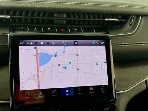 Used 2024 Jeep Grand Cherokee Limited image 7