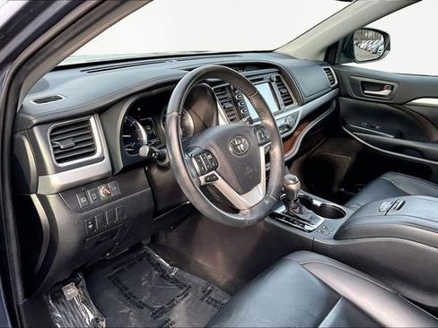 Used 2019 Toyota Highlander XLE image 12