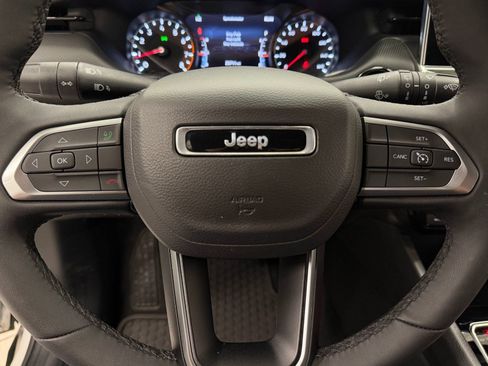 Used 2025 Jeep Compass Latitude w/ Convenience Group AWD/4WD image 9