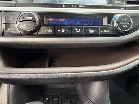 Used 2018 Toyota Highlander XLE FWD image 27