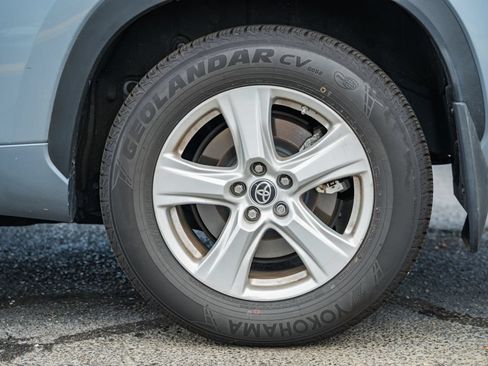 Used 2023 Toyota Highlander LE FWD image 19