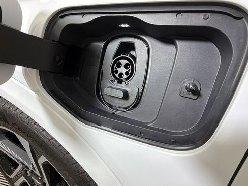 Certified 2025 Chevrolet Equinox EV LT w/ Convenience Package II FWD image 38