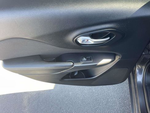 Used 2016 Jeep Cherokee Latitude FWD image 10