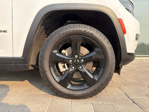 Used 2023 Jeep Grand Cherokee L Laredo AWD/4WD image 8