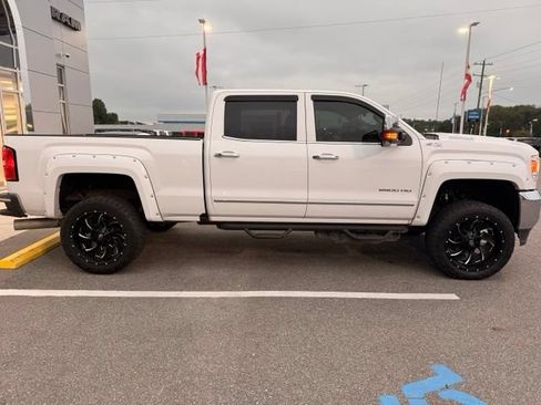 Used 2018 GMC Sierra 2500 SLT w/ Duramax Plus Package AWD/4WD image 6