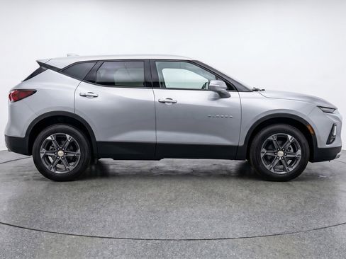 Used 2025 Chevrolet Blazer LT FWD image 11