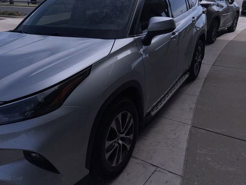 Used 2022 Toyota Highlander XLE image 11