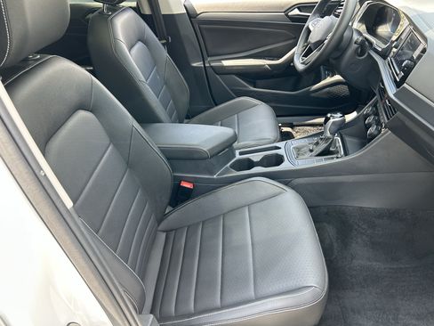 Used 2024 Volkswagen Jetta SE FWD image 9