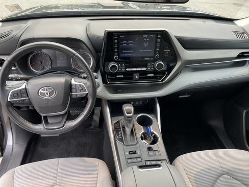 Used 2022 Toyota Highlander LE AWD/4WD image 15