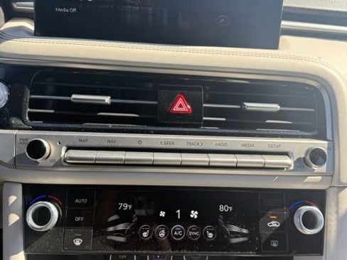 Used 2024 Genesis G70 2.5T image 15