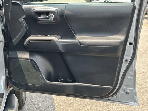 Used 2018 Toyota Tacoma TRD Sport AWD/4WD image 8