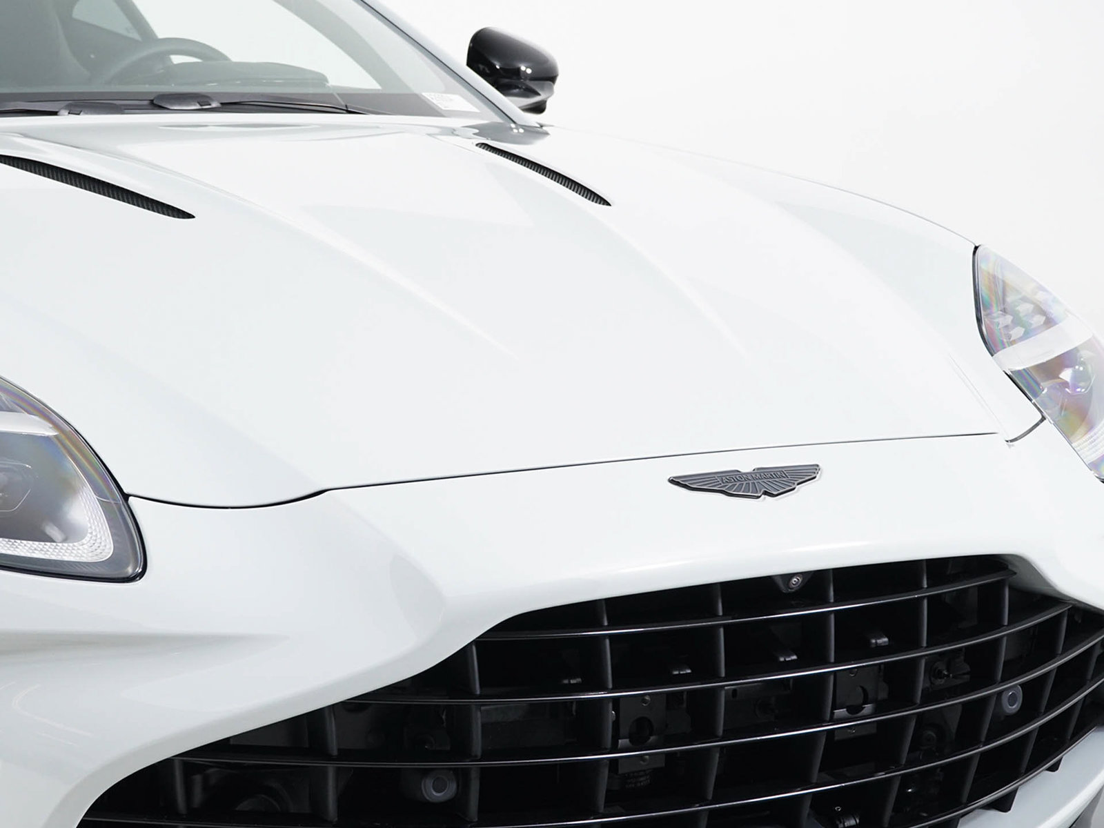 Used 2026 Aston Martin V8 Vantage Coupe RWD image 17